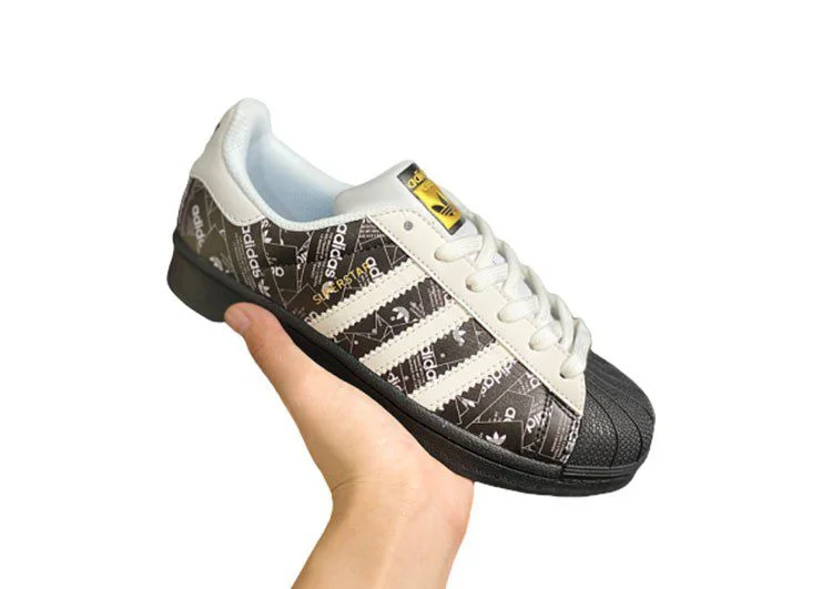 נעלי אדידס-ADIDAS Stan Smith - Black-Logo Print & Gold Logo – תמונה 5
