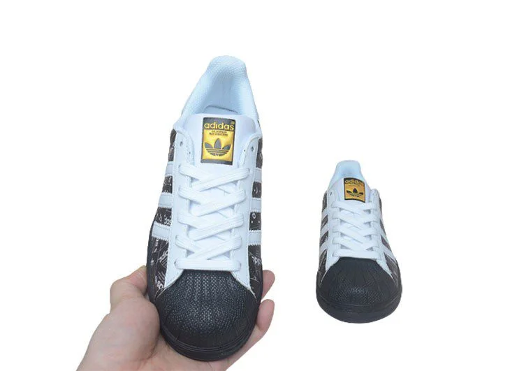 נעלי אדידס-ADIDAS Stan Smith - Black-Logo Print & Gold Logo – תמונה 6