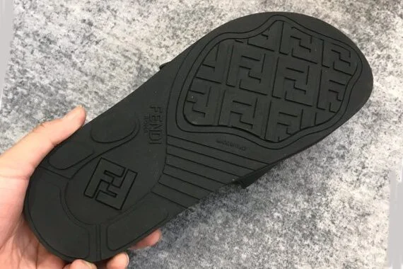 פנדי - FENDI SLIPPERS - Black & Yellow – תמונה 8