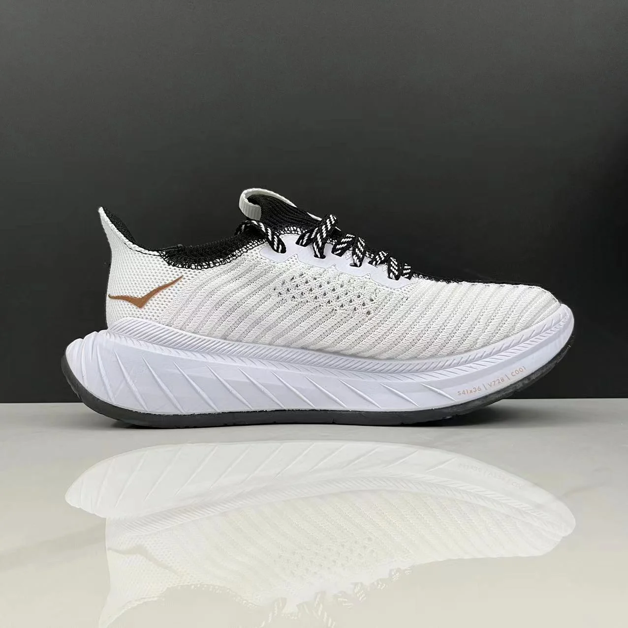 נעלי הוקה-HOKA ONE ONE CARBON X3 Black – תמונה 5