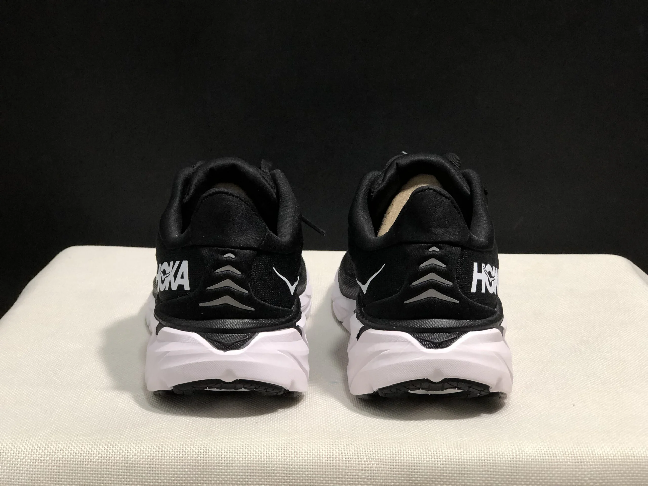 נעלי הוקה-HOKA ONE ONE Clifton 8 Black – תמונה 11