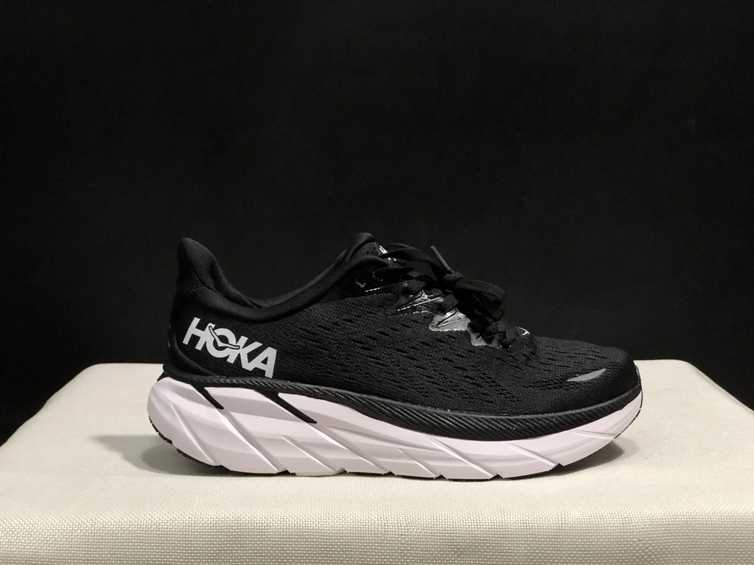 נעלי הוקה-HOKA ONE ONE Clifton 8 Black – תמונה 17