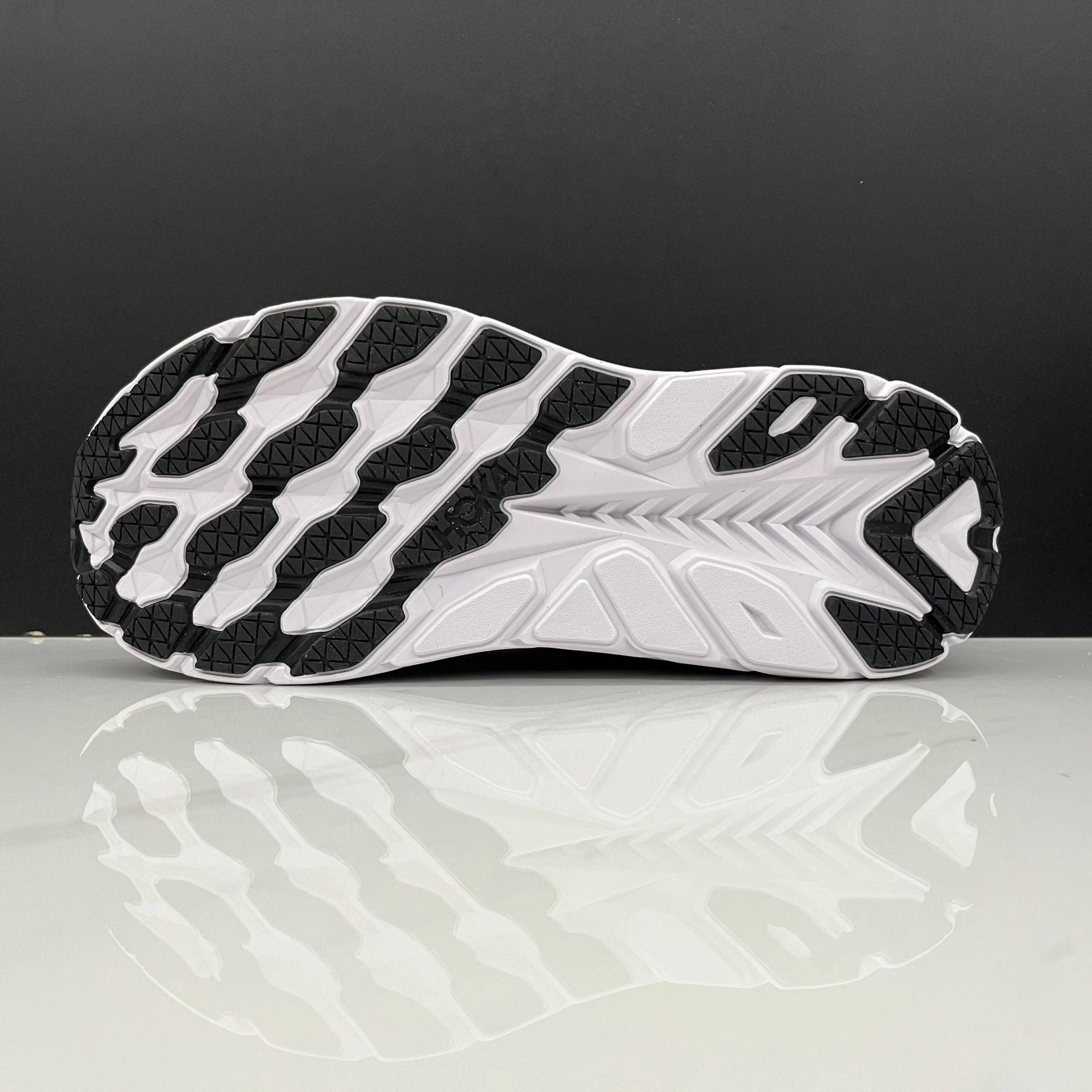 נעלי הוקה-HOKA ONE ONE Clifton 8 Black – תמונה 7