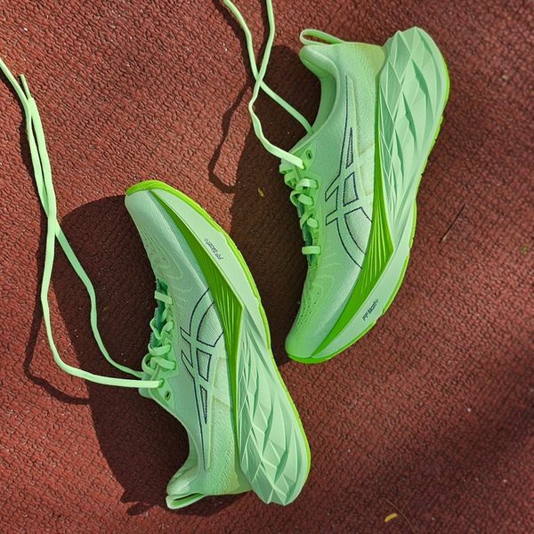 נעלי אסיקס - ASICS Novablast 4 green lemon – תמונה 4